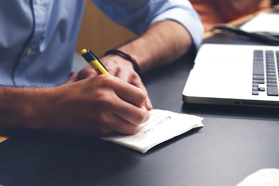 homme remplissant contrat d'assurance vie