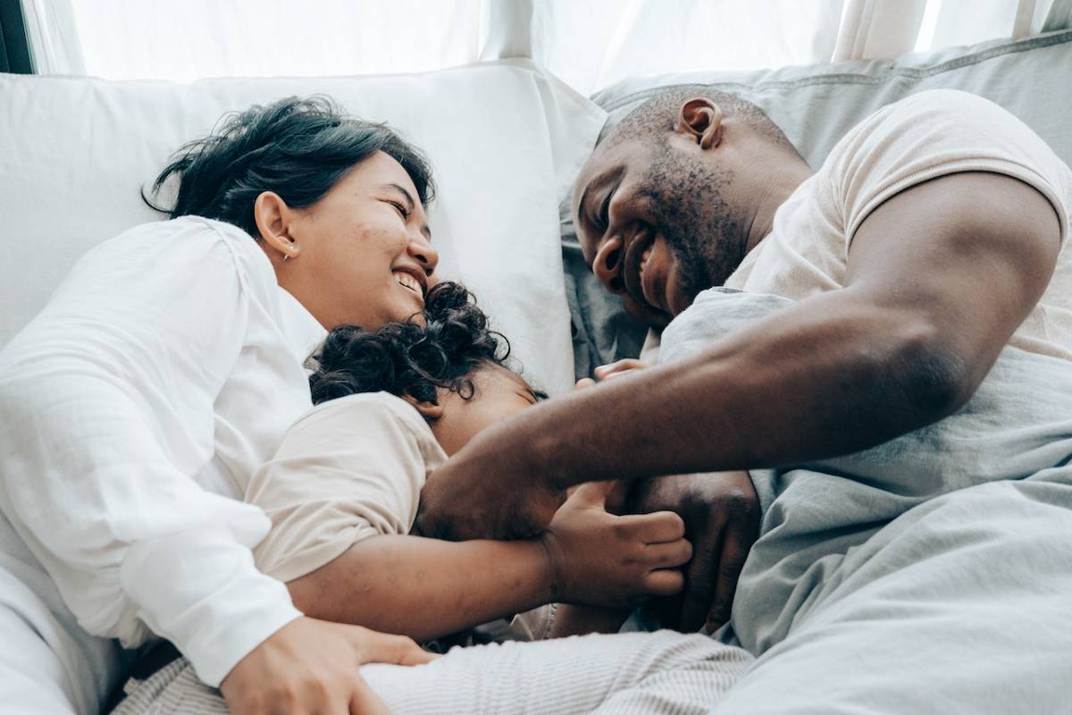 famille dans leur lit