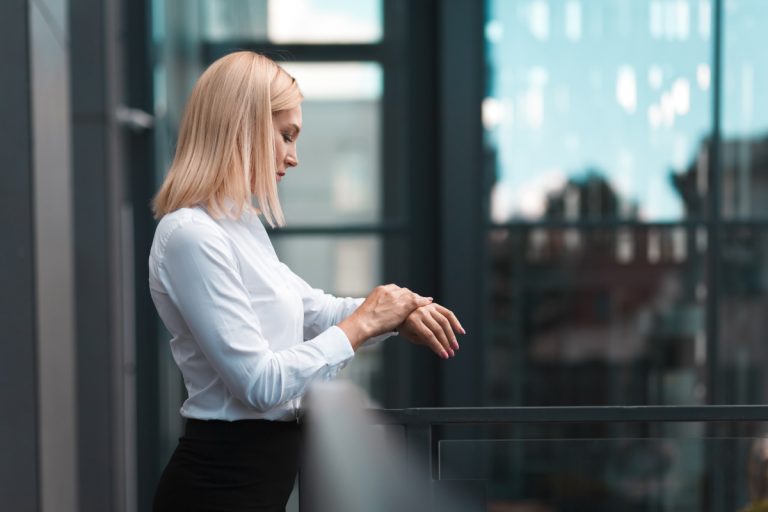 une femme qui regarde une montre