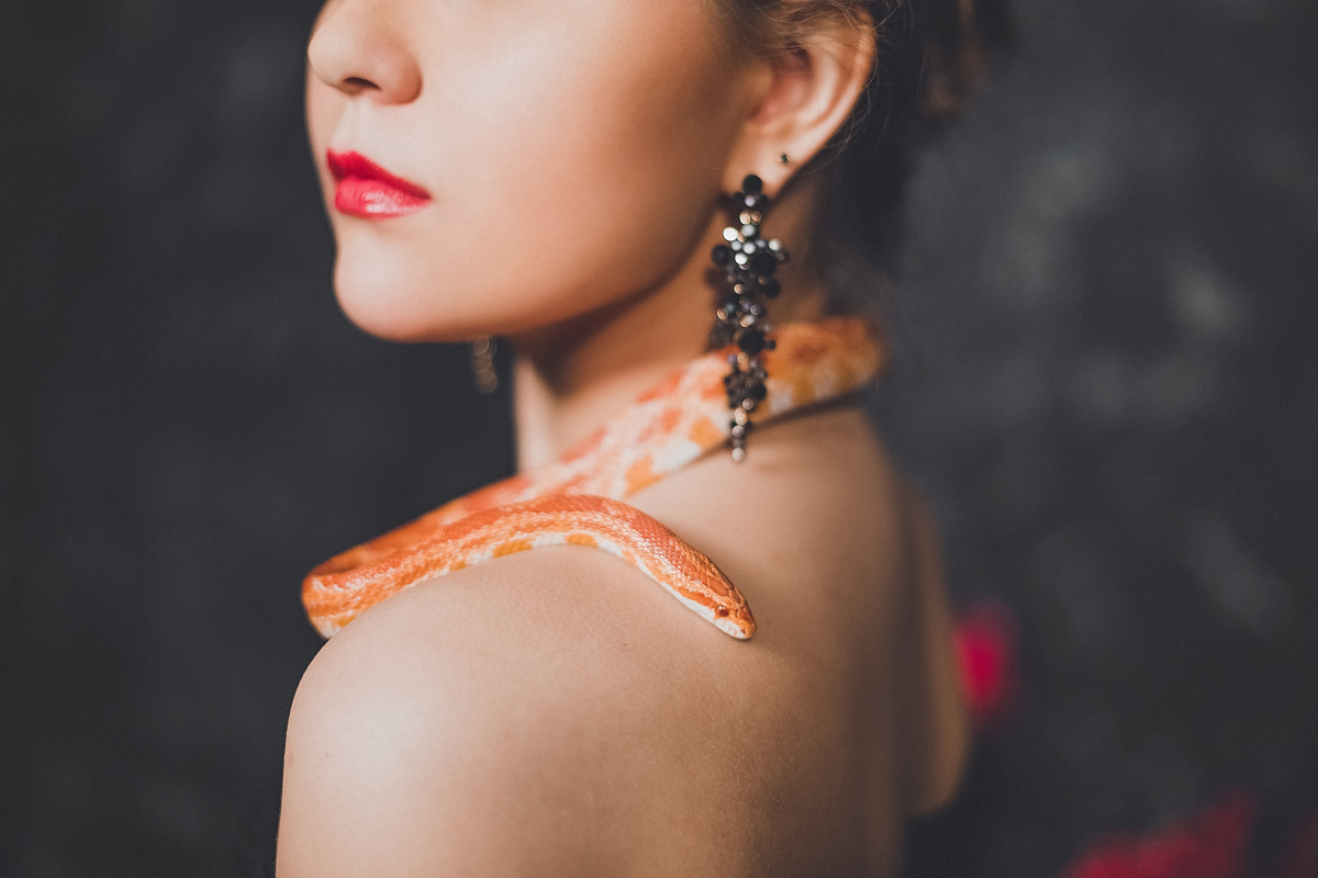 fille avec un serpent