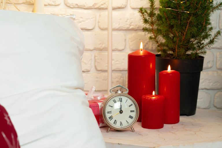 décoration tête du lit rouge