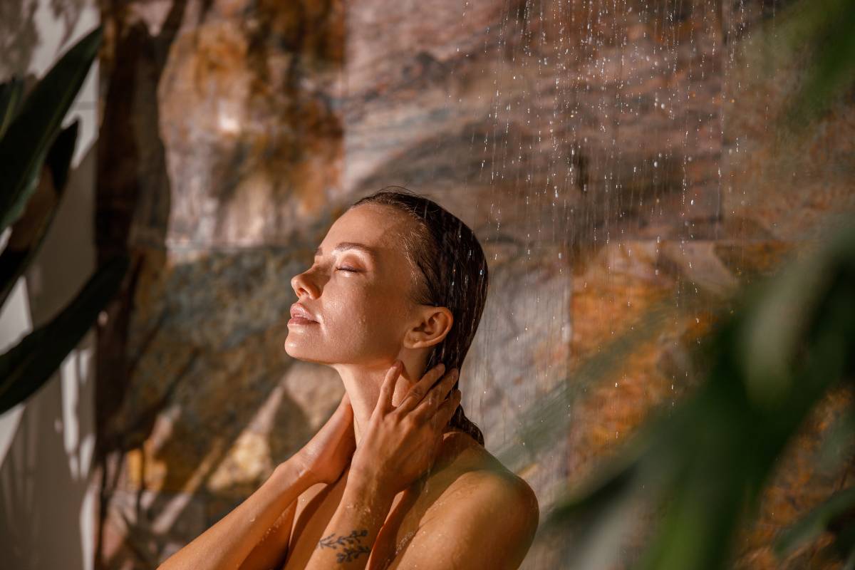 femme sous la douche pendant la canicule