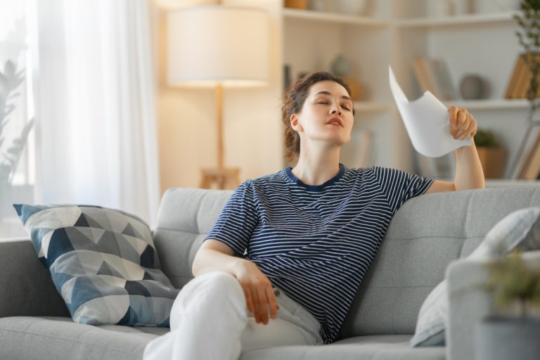 une femme qui a chaud