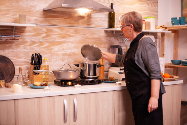 une femme qui cuisine