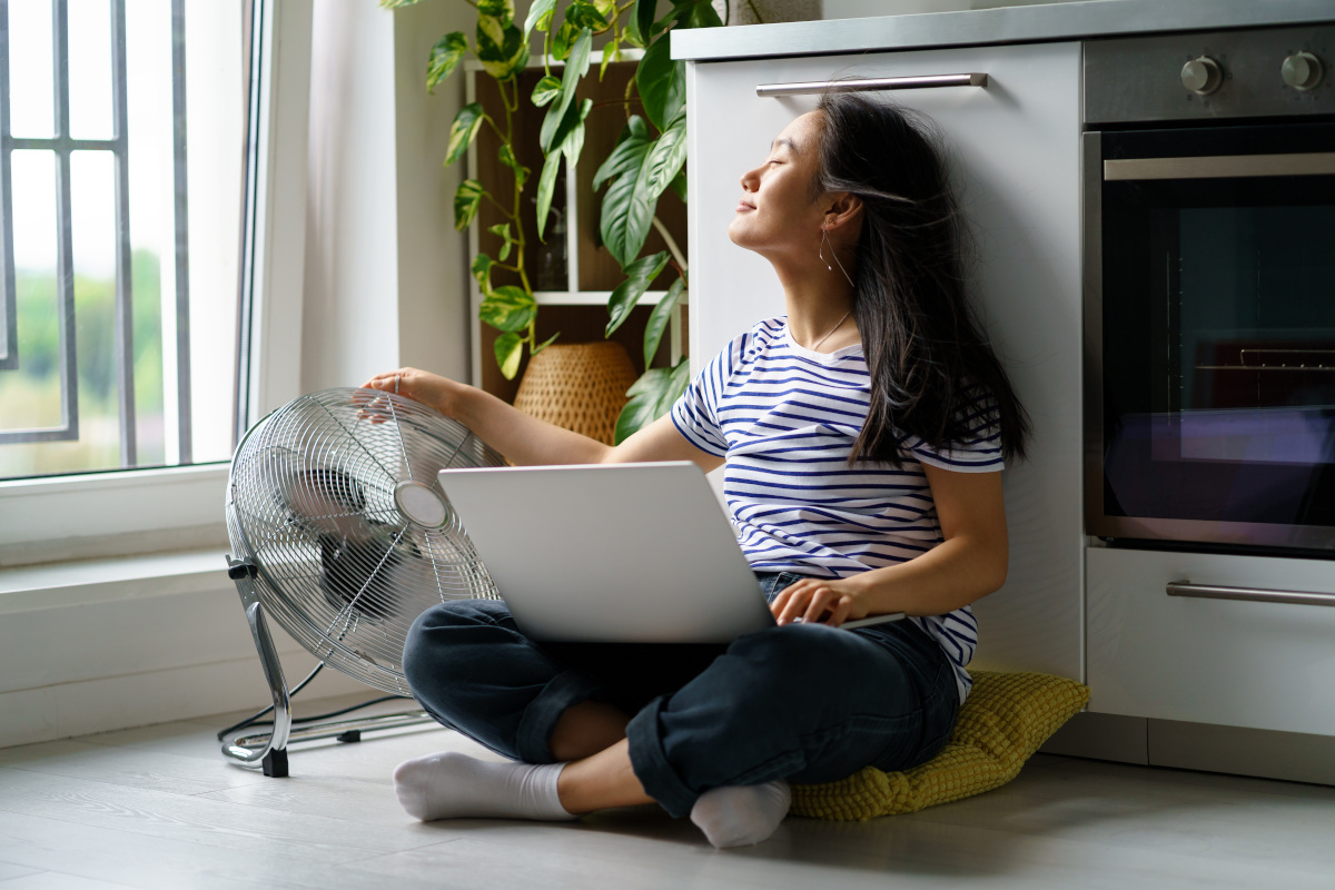une fille qui utilise un ventilateur