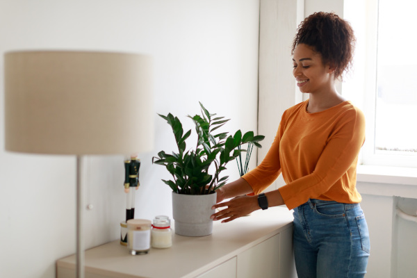 une jeune femme et ses plantes