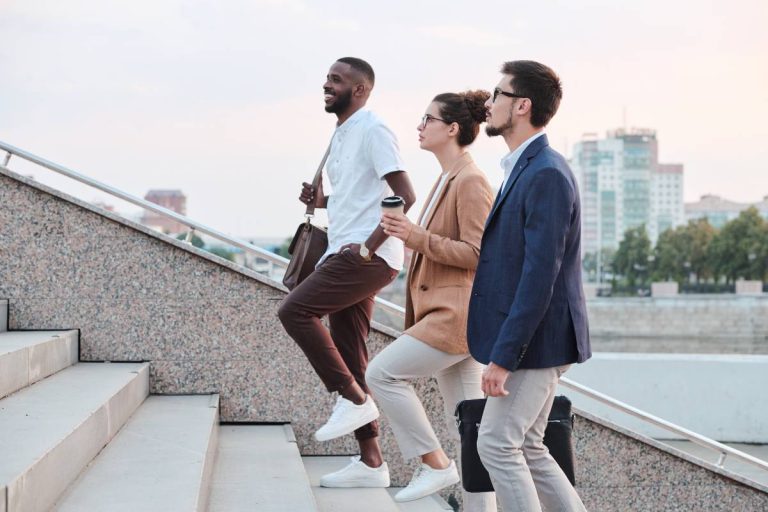 étudiants se rendant en stage en entreprise
