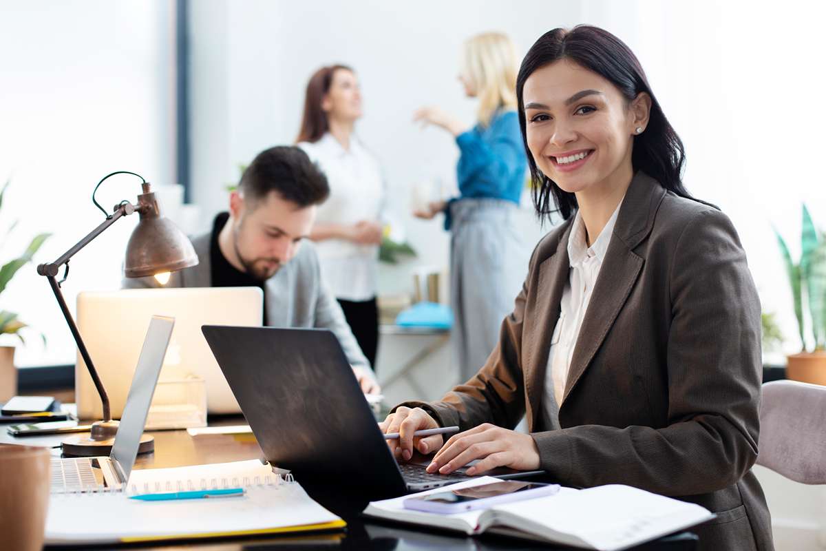 coup moyen femme travaillant sur ordinateur portable 11zon