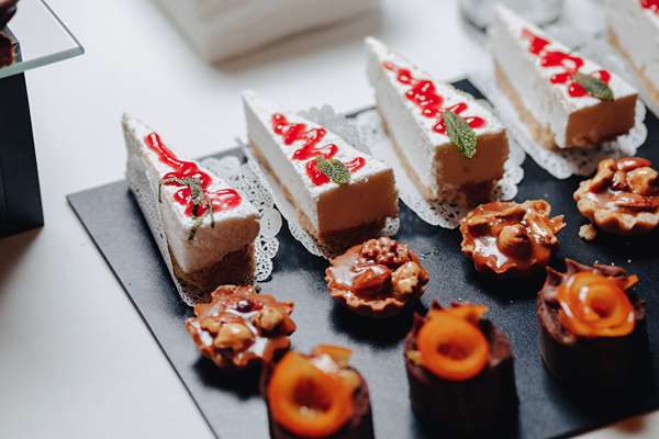 delicieux buffet de fete avec des canapes et differents plats delicieux