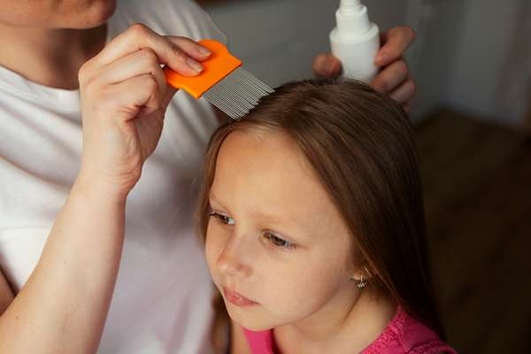 mere prenant soin d un enfant avec des poux de tete