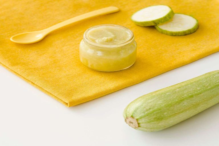pot avec puree de courgettes sur le bureau 11zon